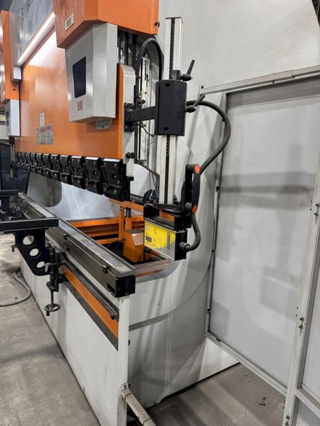 110 TON X 8'6" ERMAKSAN CNC HYDRAULIC PRESS BRAKE: STOCK #80654