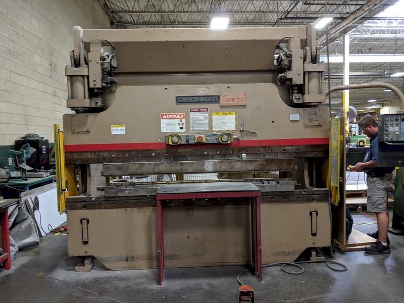 90 TON X 8' CINCINNATI MODEL# FM II PRESS BRAKE STOCK: 72597