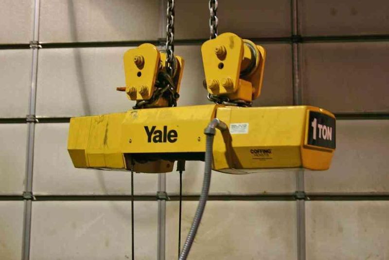 1 TON YALE ELECTRIC HOIST: STOCK