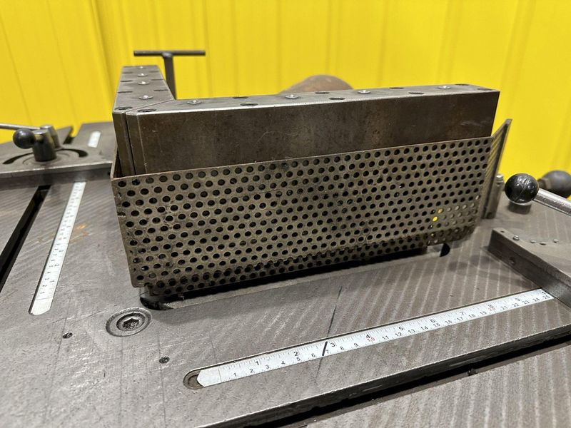 9" x 9" x 3/16" COMACA HYDRAUIC CORNER NOTCHER 6239: STOCK #19040