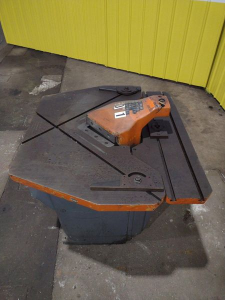 9" x 9" x 3/16" COMACA HYDRAULIC PUNCH & CORNER NOTCHER: STOCK #11842