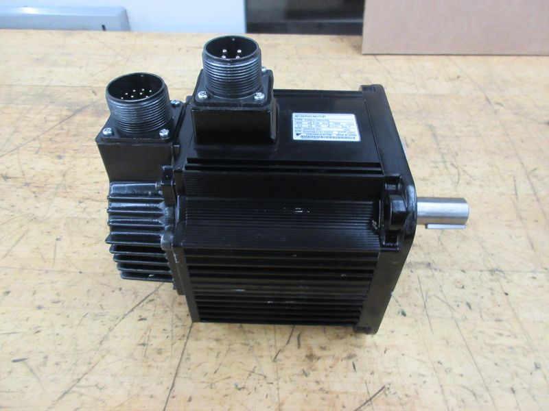 Used Haas Servo Axis Motor Sigma-1 09 (Short) #93-0346 (Yaskawa Model SGMG-09A2AB)