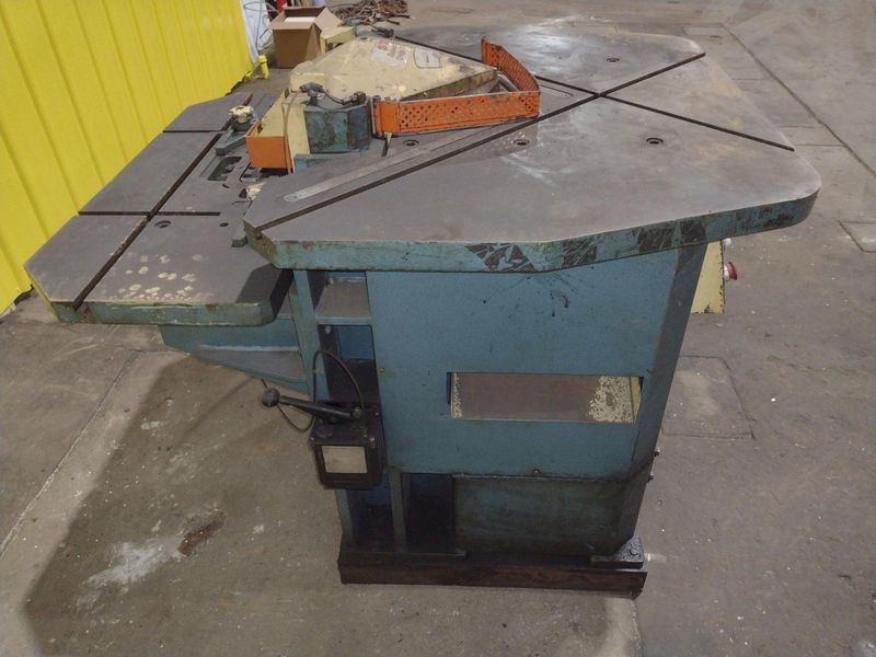 8" X 8" X 1/8" AMADA MODEL #CSW-220 DUAL HEAD CORNER NOTCHER & COPER: STOCK #10339