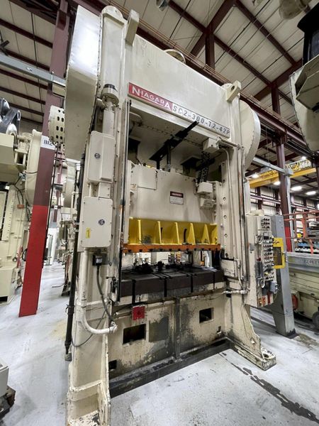 300 ton Niagara SC2-300-72-42P Used Straight Side Double Crank Mechanical Metal Stamping Press F