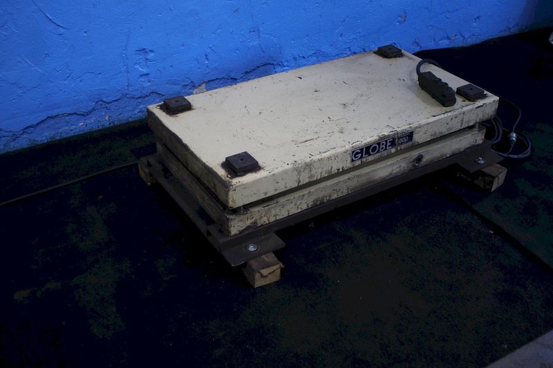 4000 LBS GLOBE HYDRAULIC SCISSORS LIFT TABLE: STOCK #75141