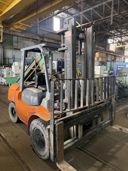 7300 LBS TOYOTA MODEL #7FGU35 DUAL FRONT TIRE GAS FORKLIFT: YOBRO #24550