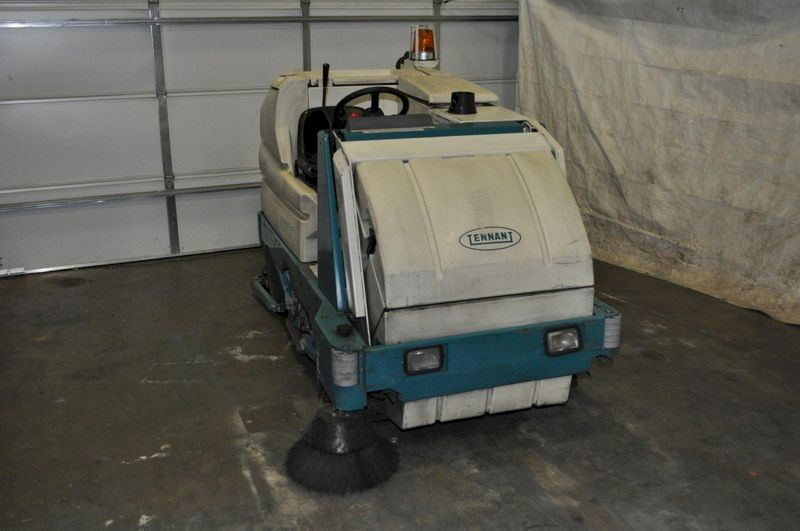TENNANT 8300 SWEEPER SCRUBBER