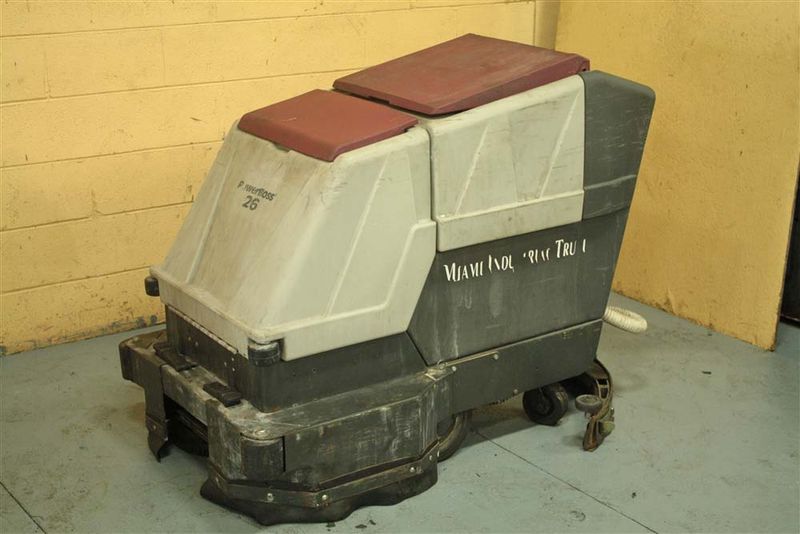 MINUTEMAN POWERBOSS 26 FLOOR SCRUBBER