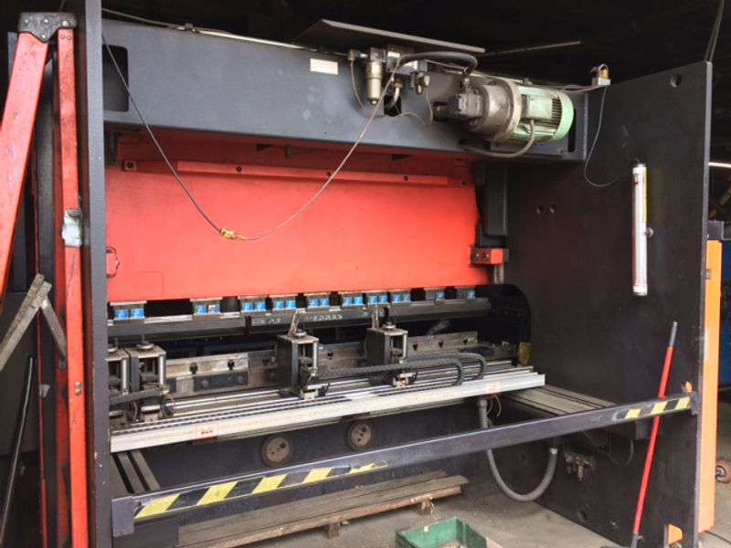 138 TON AMADA HYDRAULIC PRESS BRAKE