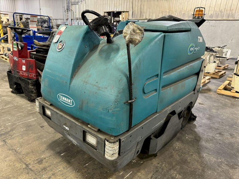 TENNANT FLOOR SCRUBBER 7300