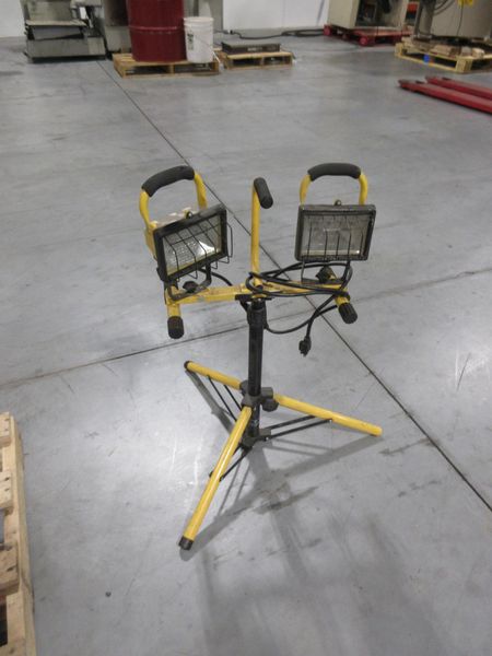 Dual Halogen Work Light on Adjustable Tripod Stand **Works Fine**- Auction Item