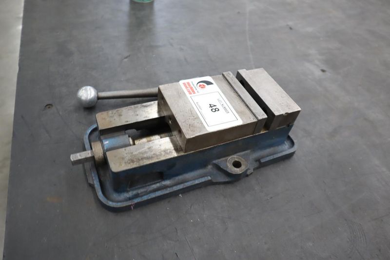 Kurt D-40 4" Machine Vise, Steel Jaws, Handle- Auction Item