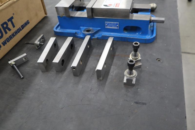 Kurt D-40 4" Machine Vise w Extra Steel Jaws, Handles, Adjustable Work Stops- Auction Item