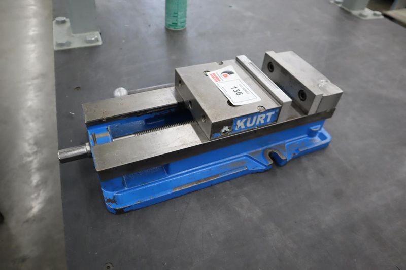 Kurt D-688 6" Machine Vise, Steel Jaws, Handle- Auction Item