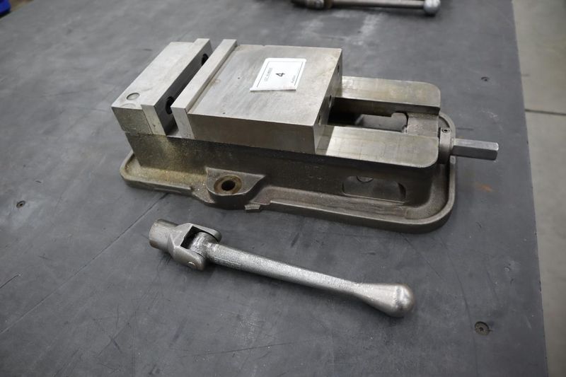 Kurt D-60 6" Machine Vise Steel Jaws, Handle- Auction Item