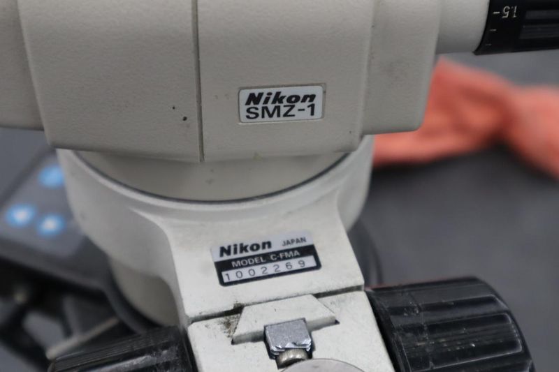 Nikon SMZ-1 Stereo Zoom Microscope w RIng Light, 10X/20 Eyepiece Lenses, .7-3X Zoom- Auction Item