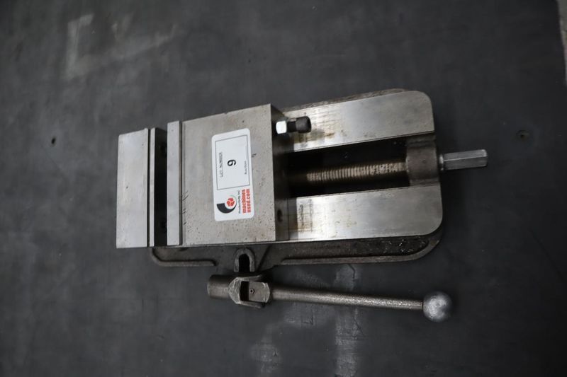 Kurt D-675 6" Machine Vise, Steel Jaws, Handle- Auction Item