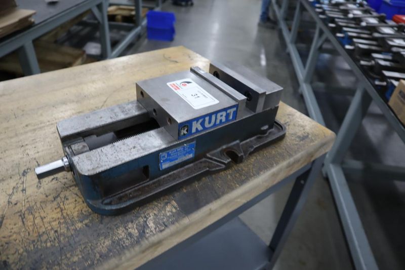 Kurt D-675 6" Machine Vis,e Steel Jaws, Handle- Auction Item