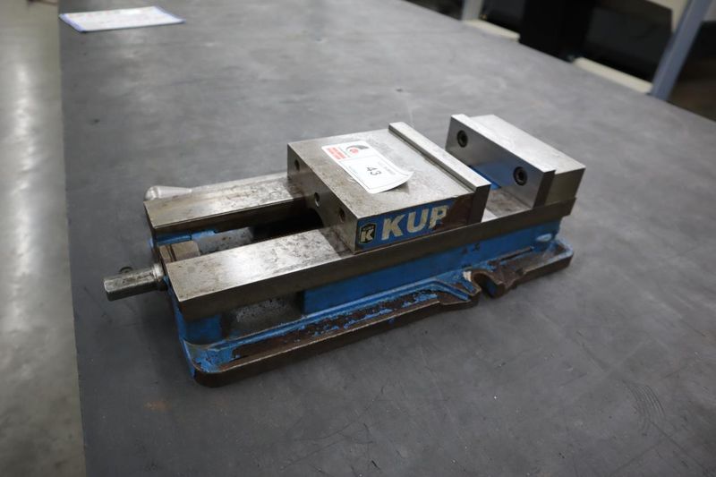 Kurt D-688 6" Machine Vise, Steel Jaws, Handle- Auction Item