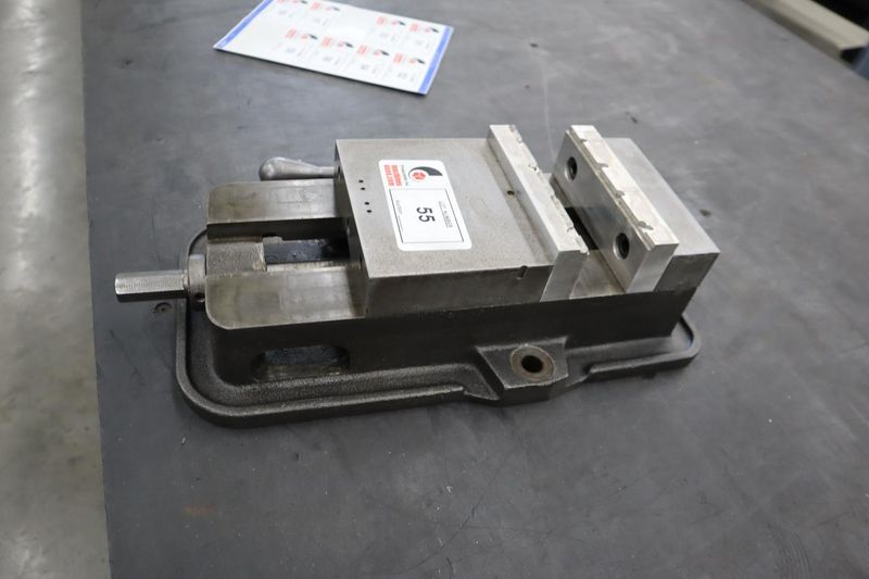 Kurt D-60 6" Machine Vise, Aluminum Jaws, Handle- Auction Item