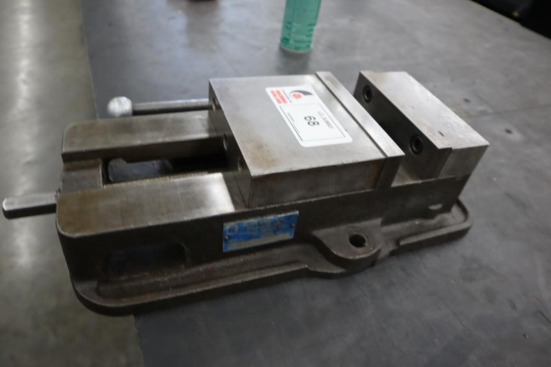 Kurt D-675 6" Machine Vise Steel Jaws, Handle- Auction Item
