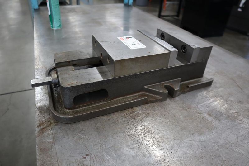 Kurt D-80 8" Machine Vise, Steel Jaws, Handle- Auction Item
