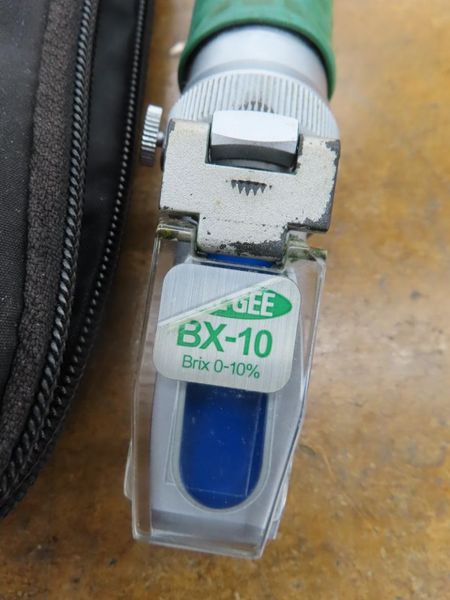 Vee Gee BX10 Refractometer 0-10% BRIX Scale w Case- Auction Item