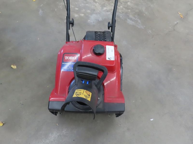 Toro Power Clear 5518ZE Gas Snow Thrower, 18" Clearing Width 99CCOHV 4 Cycle Engine, Electric Start- Auction Item