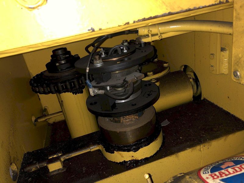 20,000 LB 10 TON BRADLEY MOTORIZED ROTAION COIL GRAB CLAW TYPE LIFT: STOCK #15816