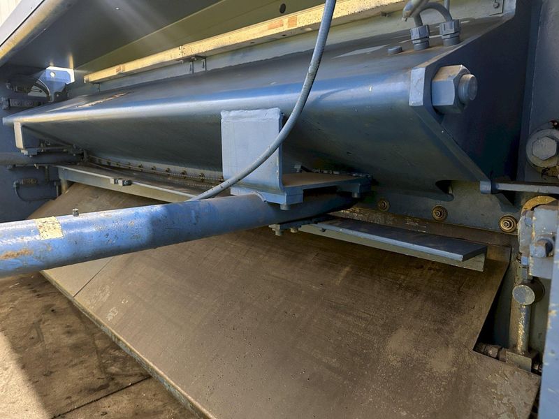 10' X 10 GAUGE NIAGARA MODEL #SPARTAN SP10-10 HYDRAULIC SHEAR: STOCK #22633
