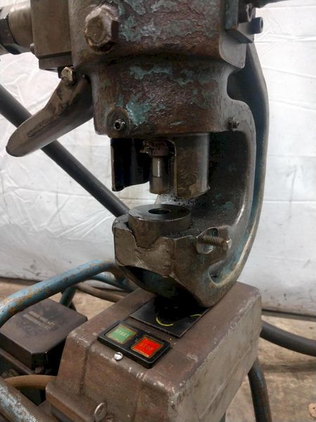 35 TON CLEVELAND PORTABLE HYDRAULIC PUNCH WITH POWER UNIT: STOCK #12521