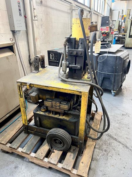 USED FABRILINE 4" X 4" X 3/8" HYDRAULIC ANGLE SHEAR MODEL FAS 44, Stock# 10995
