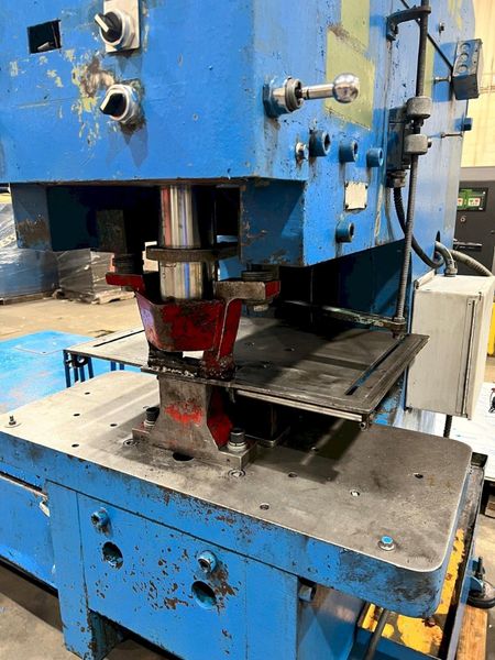 USED PIRANHA 140 TON HYDRAULIC SINGLE END PUNCH MODEL SEPP-140, Stock# 11037, Year: 1996