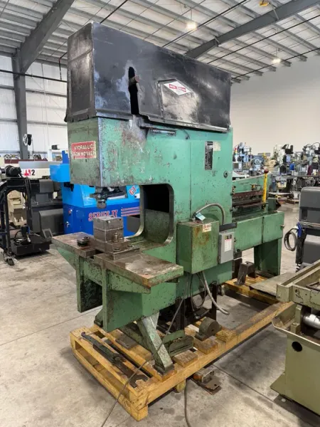 METAL MUNCHER MM61E18  49 Ton Ironworker USA #8135