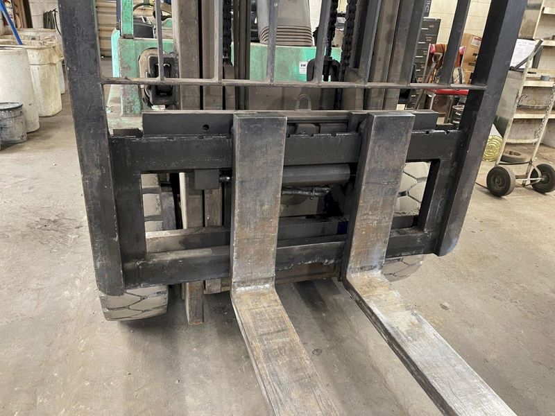 9000 LBS MITSUBISHI PNEUMATIC TIRE FORKLIFT : STOCK #77764