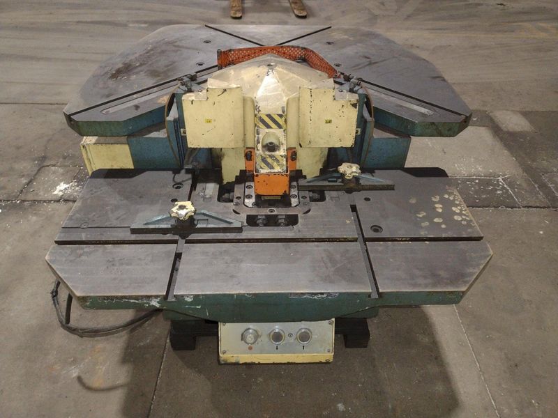 8" X 8" X 1/8" AMADA MODEL #CSW-220 DUAL HEAD CORNER NOTCHER & COPER: STOCK #10339