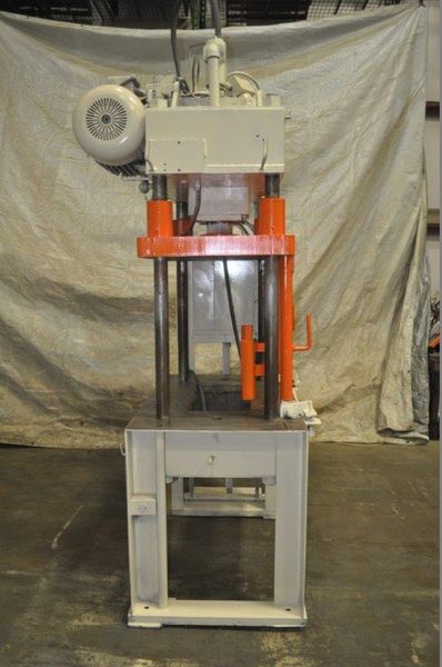 30 TON B & T 4 POST HYDRAULIC PRESS