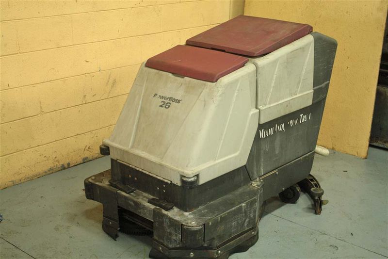 MINUTEMAN POWERBOSS 26 FLOOR SCRUBBER