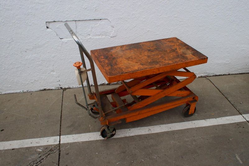 SCISSOR TABLE: STOCK #75731