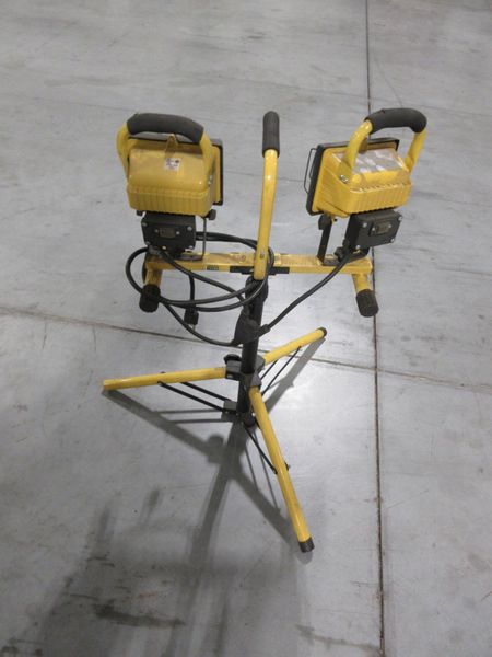 Dual Halogen Work Light on Adjustable Tripod Stand **Works Fine**- Auction Item