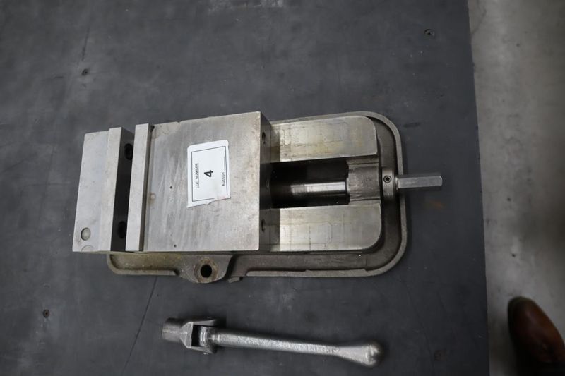 Kurt D-60 6" Machine Vise Steel Jaws, Handle- Auction Item
