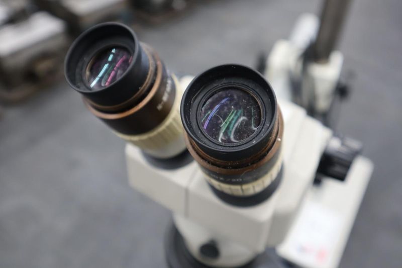Nikon SMZ-1 Stereo Zoom Microscope w RIng Light, 10X/20 Eyepiece Lenses, .7-3X Zoom- Auction Item