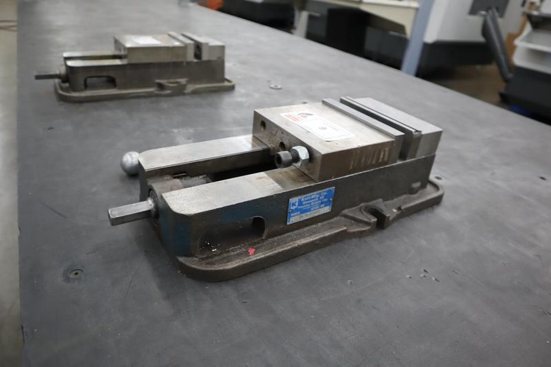 Kurt D-675 6" Machine Vise, Steel Jaws, Handle- Auction Item