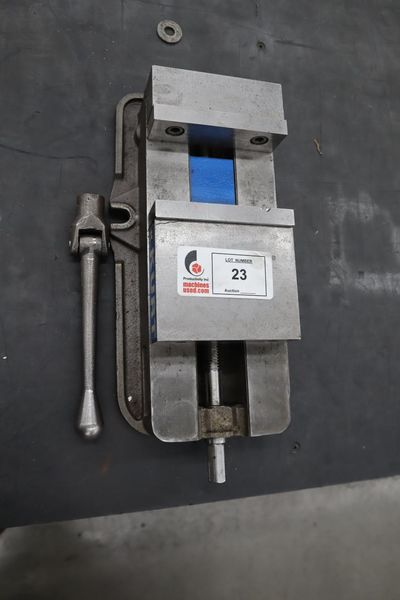 Kurt D-675 6" Machine Vise, Steel Jaws, Handle- Auction Item