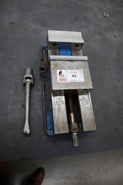 Kurt D-688 6" Machine Vise, Steel Jaws, Handle- Auction Item