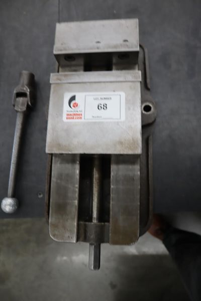 Kurt D-675 6" Machine Vise Steel Jaws, Handle- Auction Item