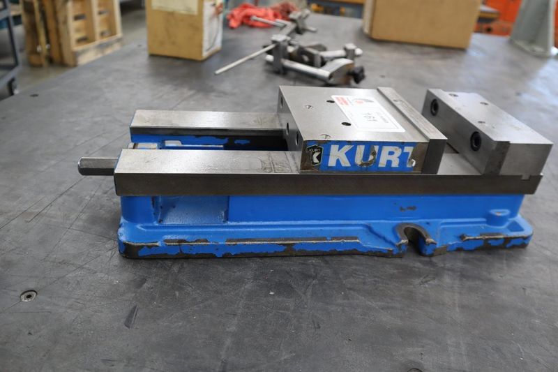Kurt D-688 6" Machine Vise, Steel Jaws, Handle- Auction Item