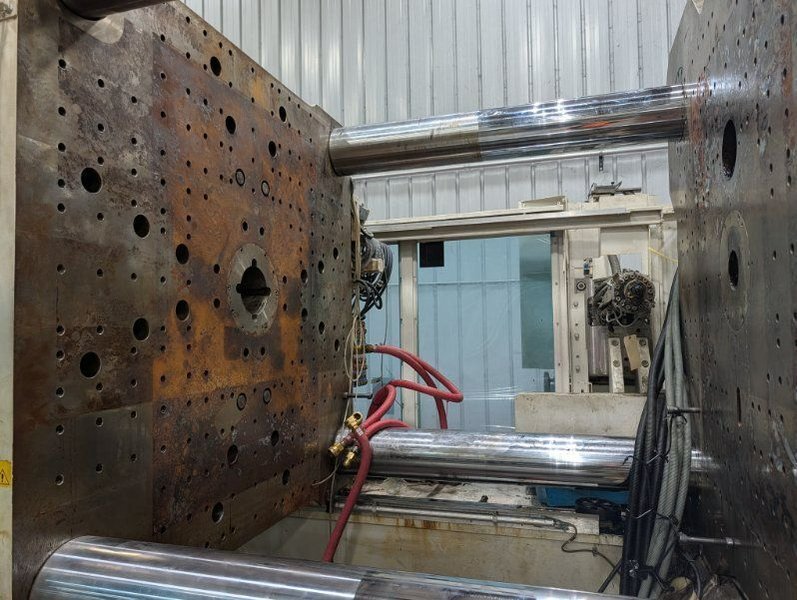 650 TON KRAUSS MAFFEI CXZL 650-3000/1400/750  THREE SHOT INJECTION MOLDING MACHINE, 2010