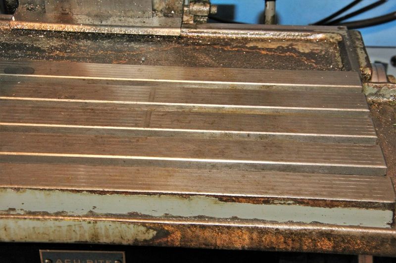 Morris Taper 4 spindle / The dividing head is not included, though it can be added for additional cost ($500.00)  The DRO is two axis. EQUIPPED WITH X & Y POWER FEED, ACURITE DRO, COOLANT PUMP, VISE, COLLETS, MANUALS