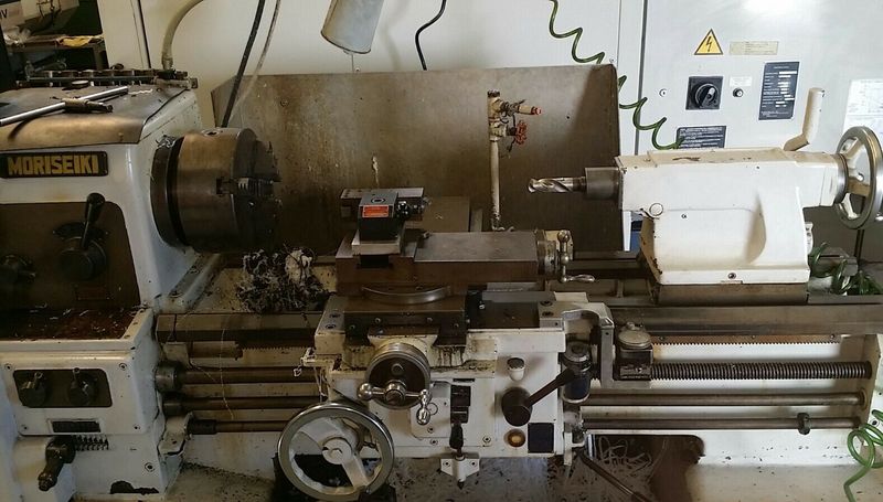 qt 2 10" Chucks One is 3 Jaws Chuck and One is 4 Jaws Also includes Qty 1 C Collet Closer  Digital Read Out